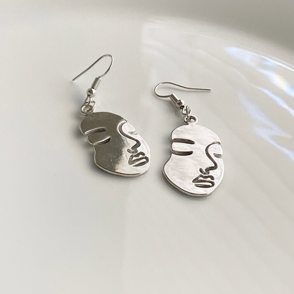 NEW Human Face Earrings in Silver color - Picture 4 of 6